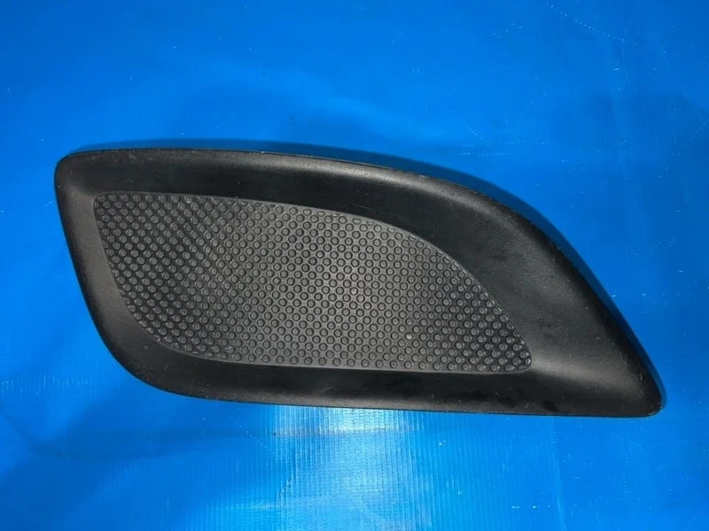 Заглушка бампера передняя правая Toyota Avensis