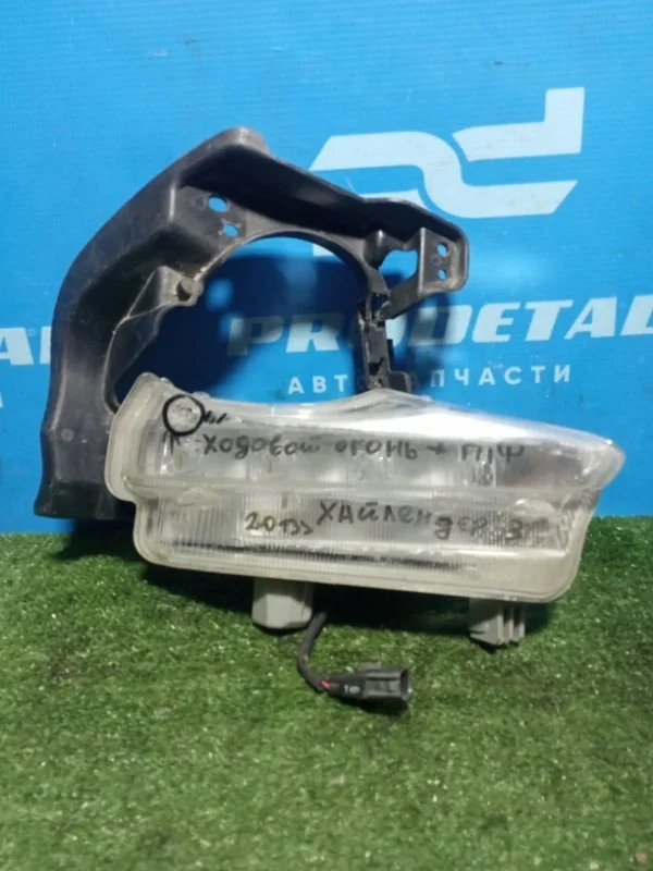 Фара противотуманная передняя правая Toyota