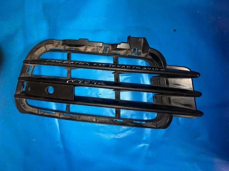 Решетка в бампер передняя правая Volkswagen