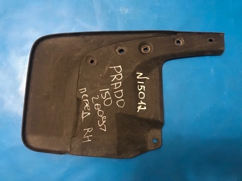 Брызговик передний правый Toyota Land Cruiser