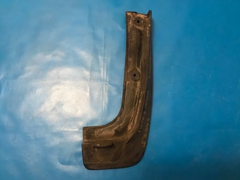 Брызговик передний правый Toyota Highlander 3