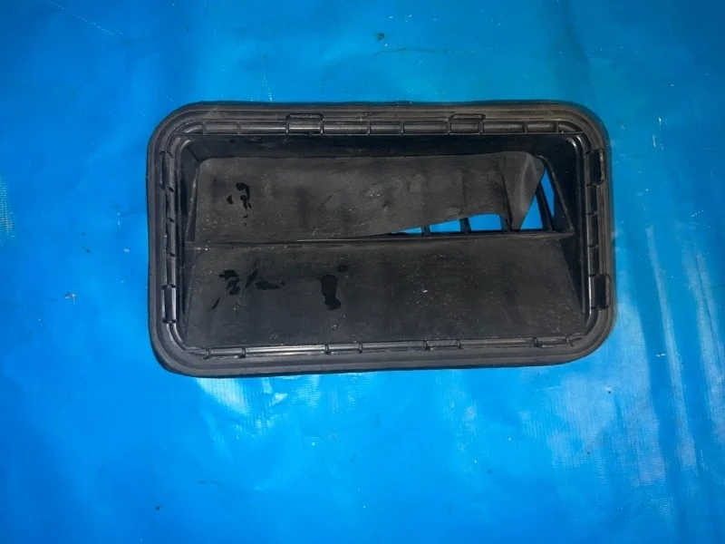 Клапан выпускной левый Toyota Land Cruiser 200