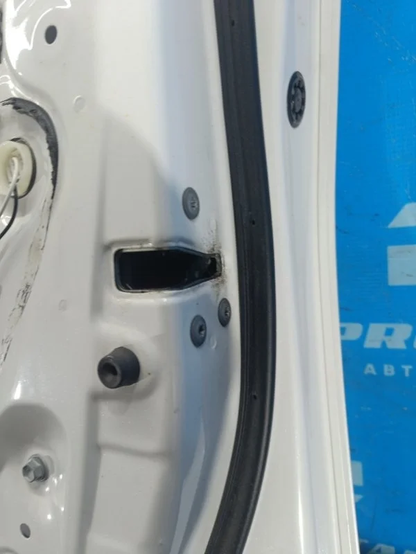 Замок двери передний правый Toyota Fortuner