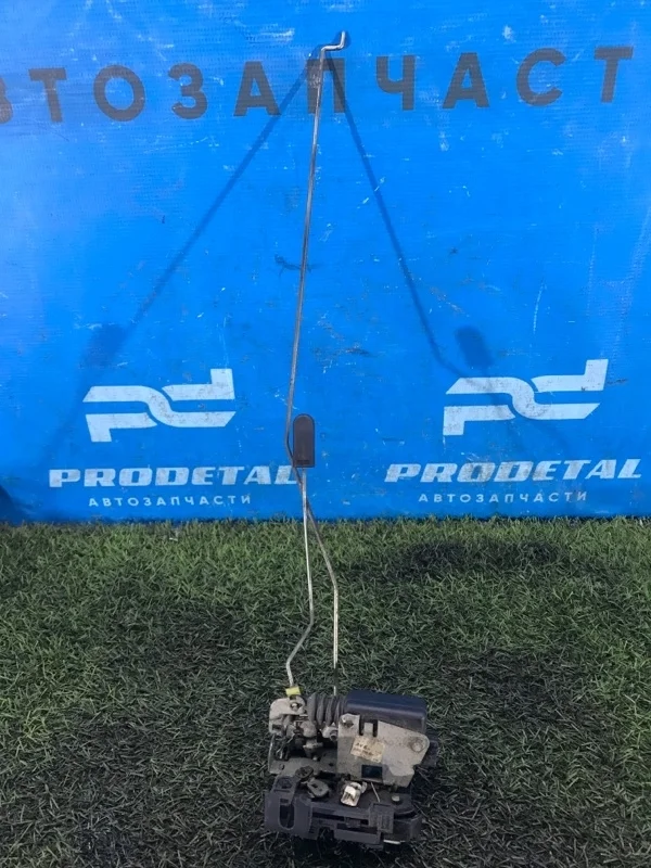 Замок двери передний правый Renault Sandero