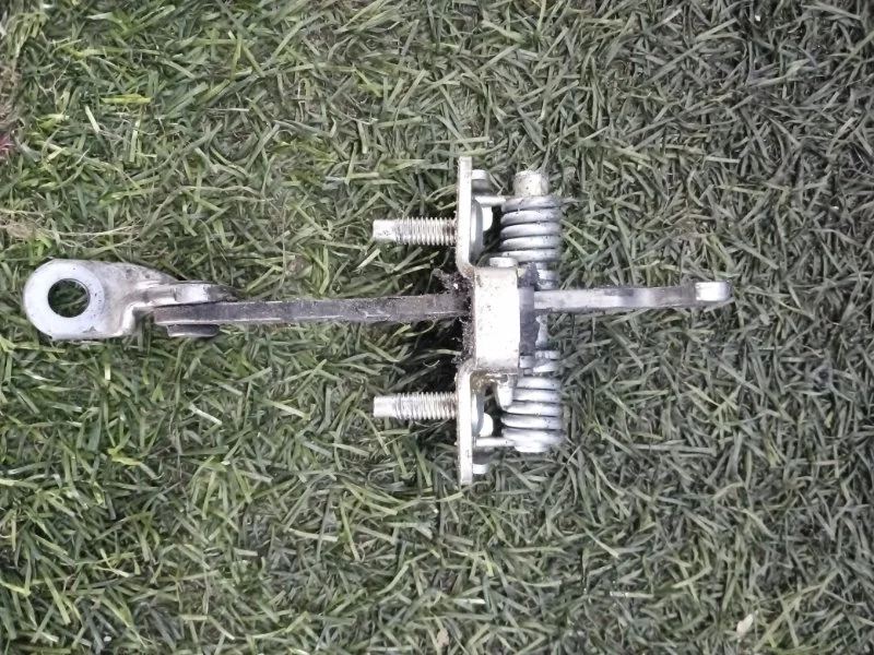 Ограничитель двери Renault Sandero