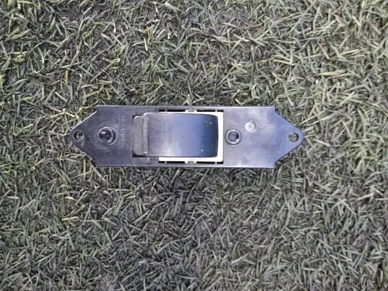 Кнопка стеклоподъемника задняя правая Mitsubishi