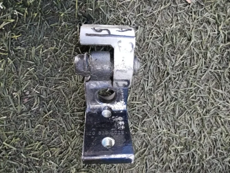 Петля двери задняя правая Skoda Octavia A5