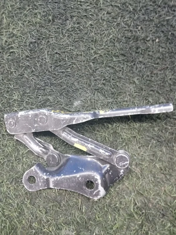 Петля капота правая Skoda Superb 2008-2015