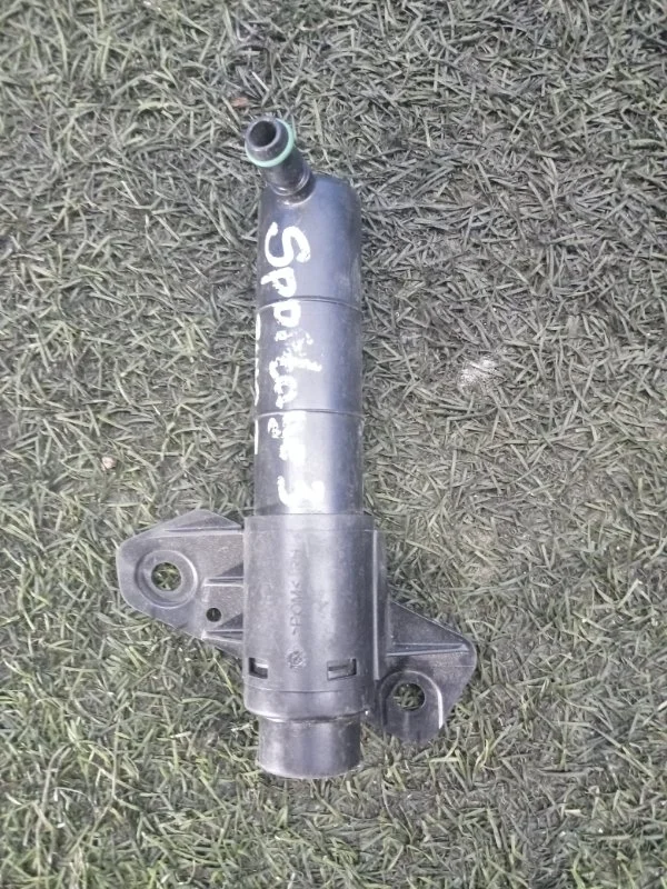 Форсунка омывателя фары правая Kia Sportage