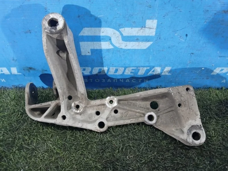 Кронштейн передний правый Volkswagen Touran