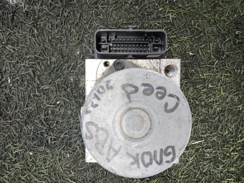 Блок ABS (насос) Kia Ceed 2012-2018