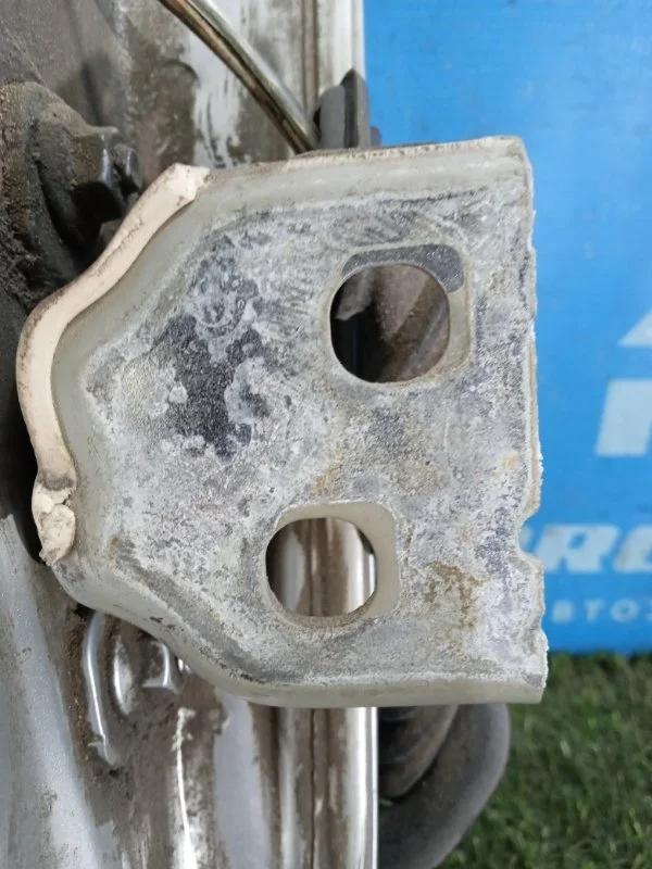 Петля двери задняя левая Renault Sandero 2009-2014