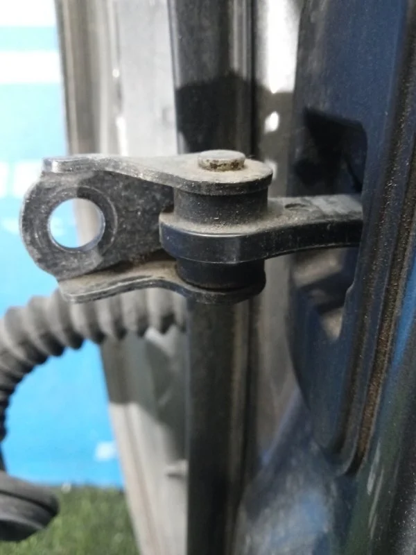 Ограничитель двери передний правый Nissan Qashqai