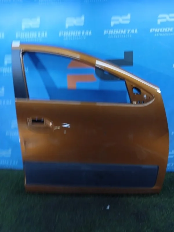 Дверь передняя правая Renault Duster