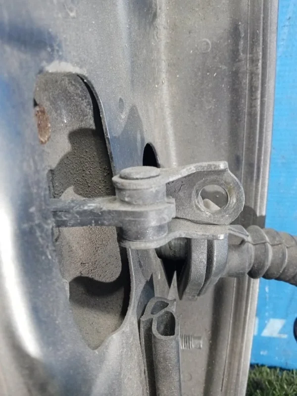 Ограничитель двери задний левый Nissan Primera