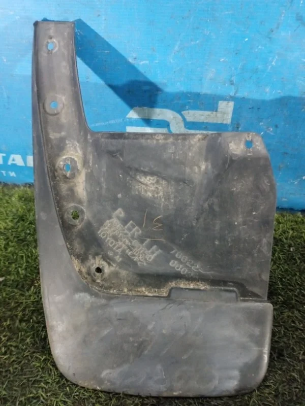 Брызговик передний левый Toyota Land Cruiser Prado