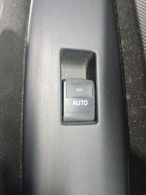 Кнопка стеклоподъемника передняя правая Toyota