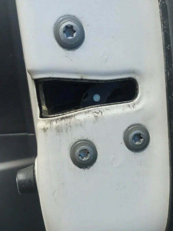 Замок двери передний правый Toyota Auris E15