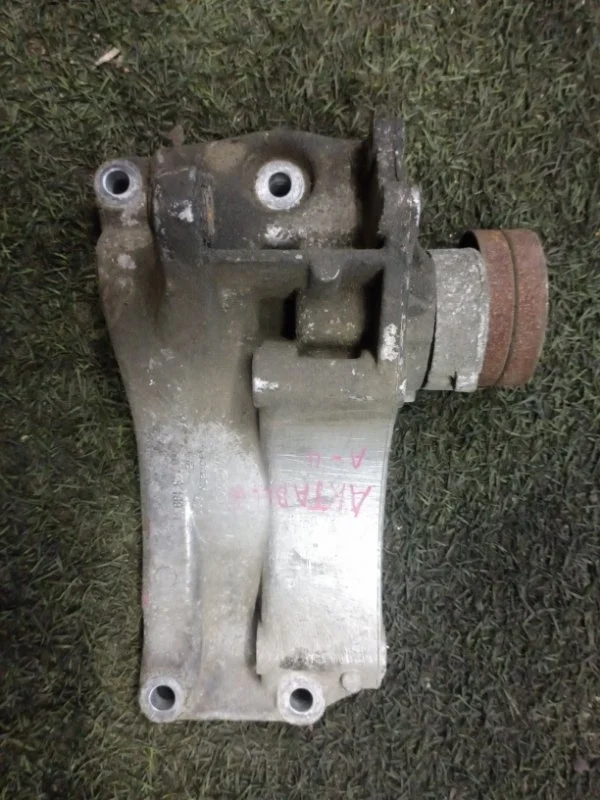 Кронштейн генератора Volkswagen Polo