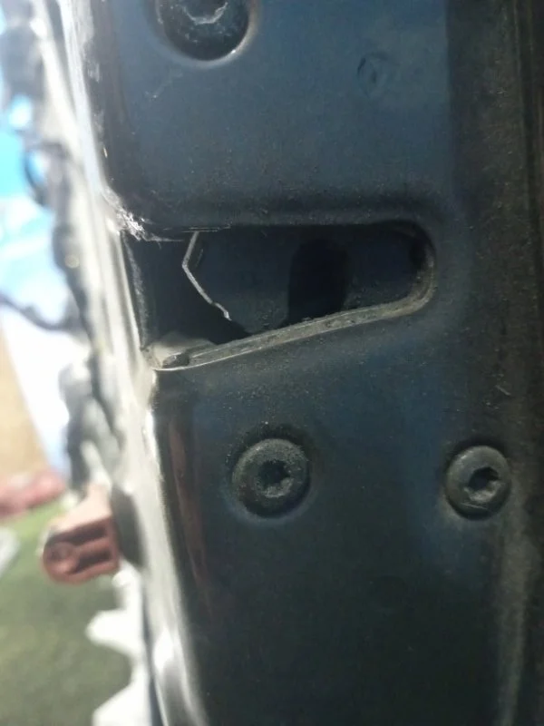 Замок двери передний правый Kia Sportage 2004-2010