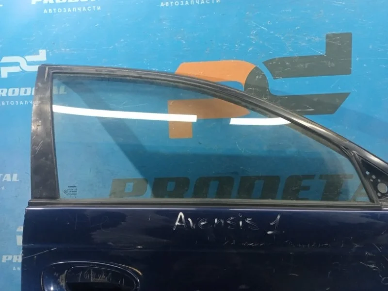 Стекло двери переднее правое Toyota Avensis 7AFE