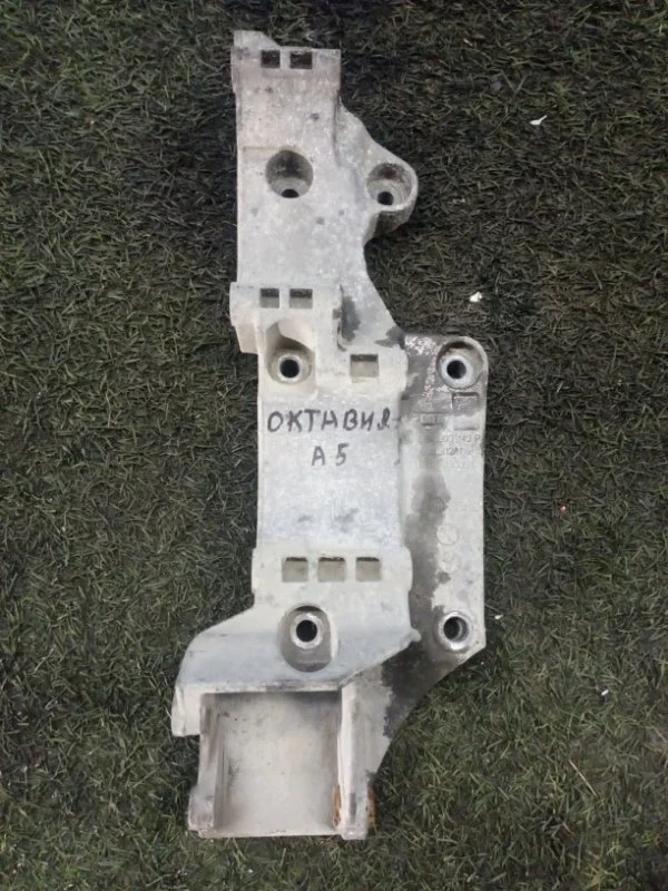 Кронштейн генератора Skoda Octavia A5 2004-2013