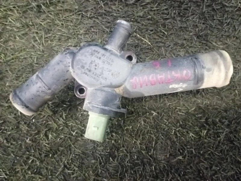 Фланец системы охлаждения Skoda Octavia A5