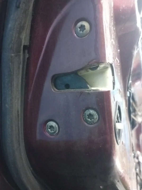 Замок двери задний левый Mitsubishi Galant 4G69