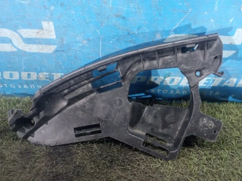 Кронштейн фонаря левый Volvo XC60 2008-2017