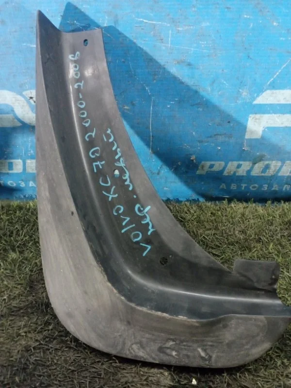 Брызговик передний левый Volvo XC70