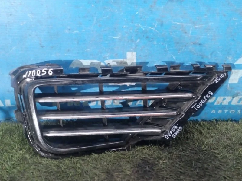 Решетка в бампер правая Volkswagen Touareg