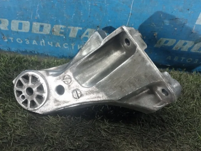 Кронштейн двигателя правый Volkswagen Touareg