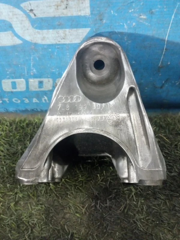 Кронштейн двигателя левый Volkswagen Touareg 2010>