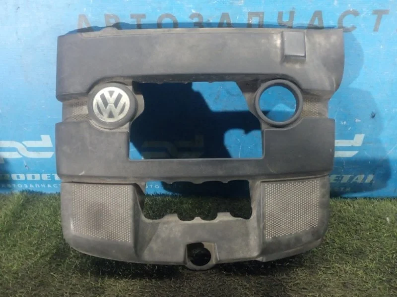 Крышка двигателя Volkswagen Passat B6 2005-2010
