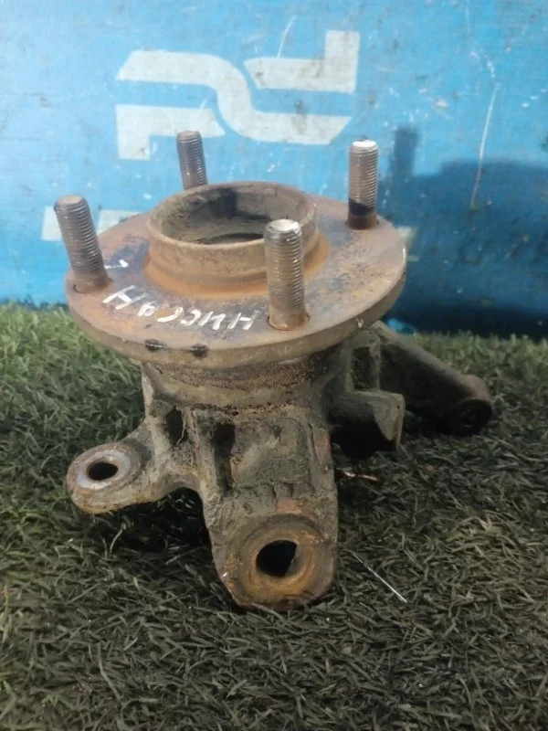 Кулак поворотный передний левый Nissan Almera