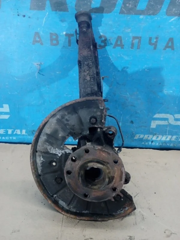 Кулак поворотный передний правый Volkswagen