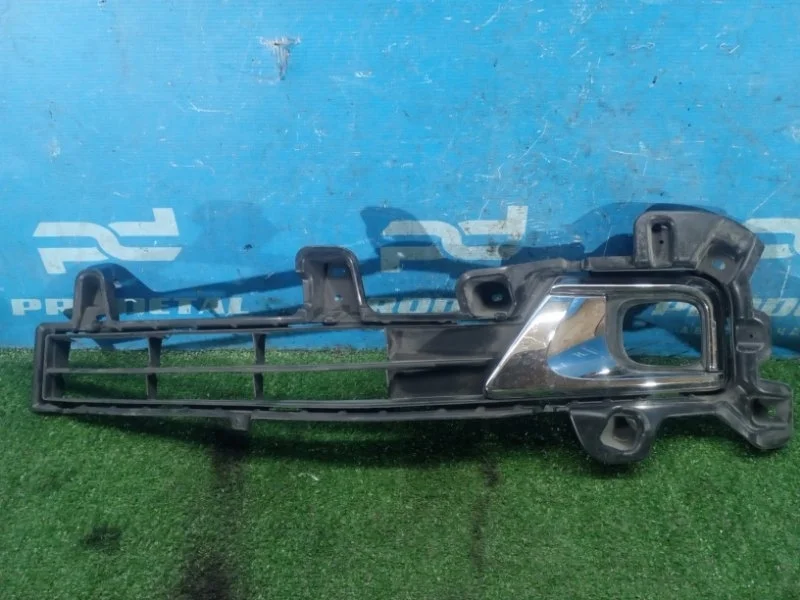 Решетка в бампер передняя левая Toyota Land