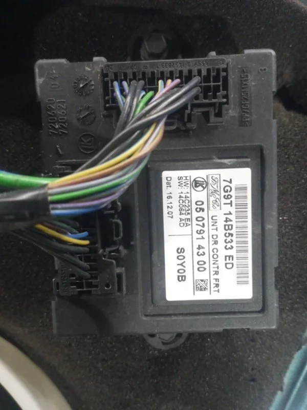 Блок управления дверьми передний левый Ford S-MAX