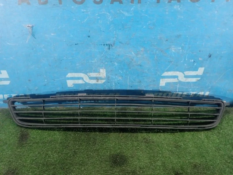 Решетка в бампер центральная Toyota Corolla E15