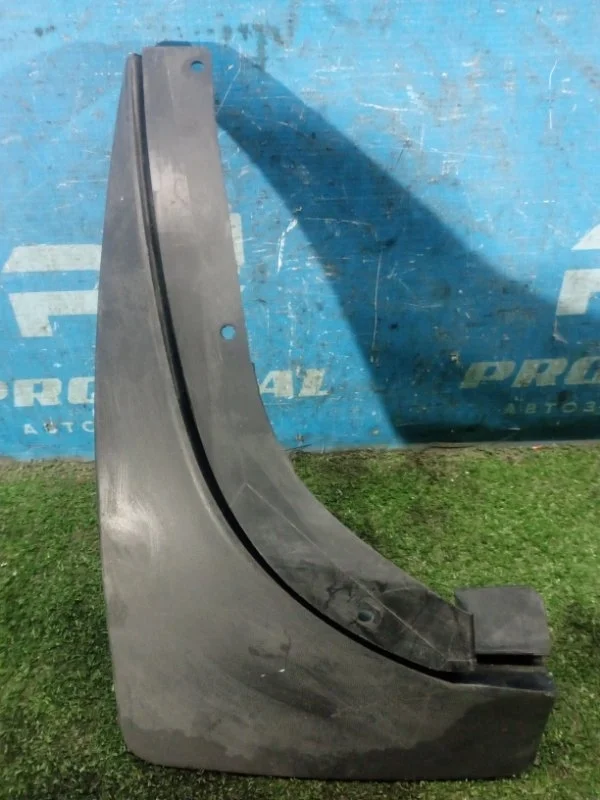 Брызговик задний левый Skoda Fabia BZG 2007-2015