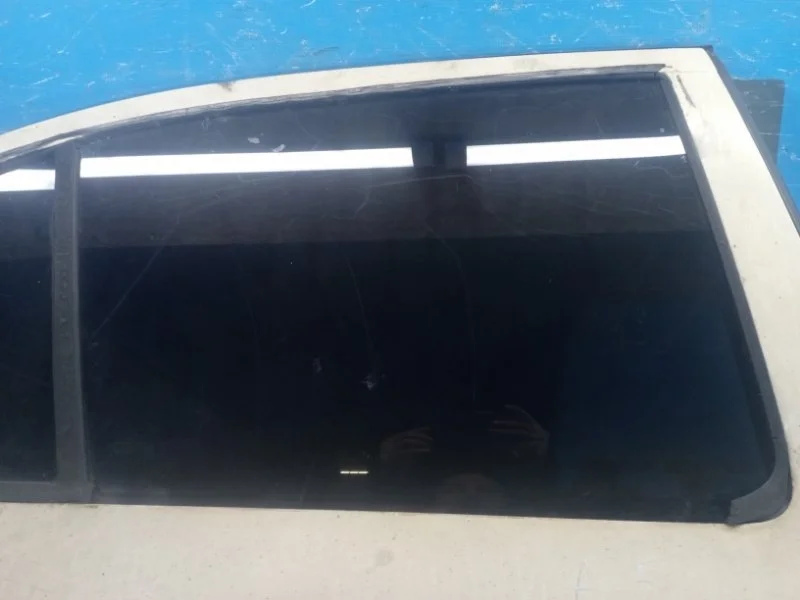 Стекло двери заднее правое Skoda Octavia A5