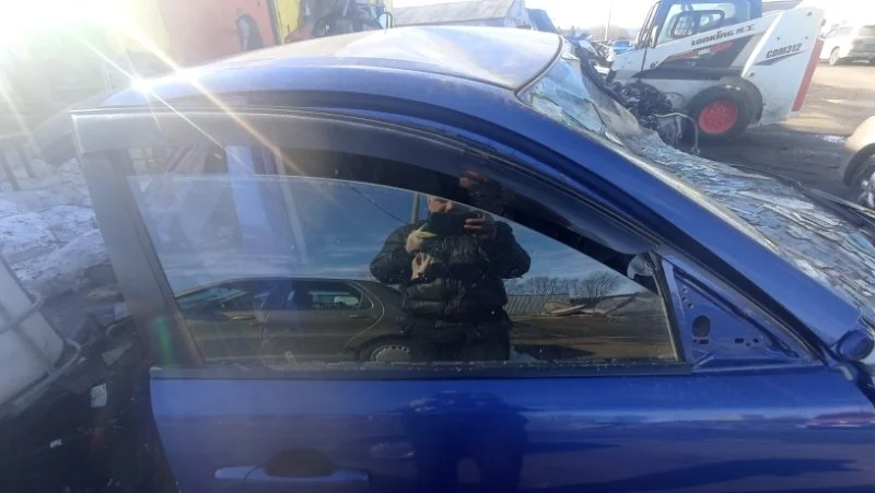 Стекло двери переднее правое Mazda 3 BK 2002-2009