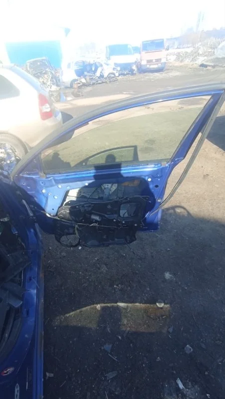 Петля двери передняя правая Mazda 3 BK 2002-2009