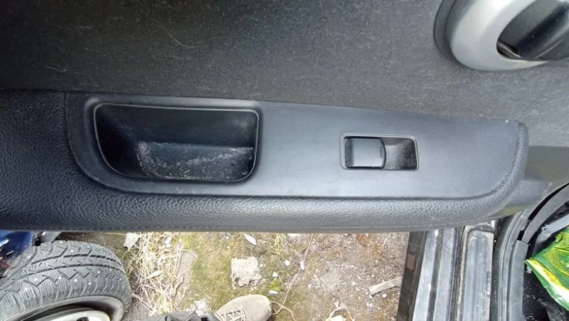 Кнопка стеклоподъемника задняя левая Nissan Tiida