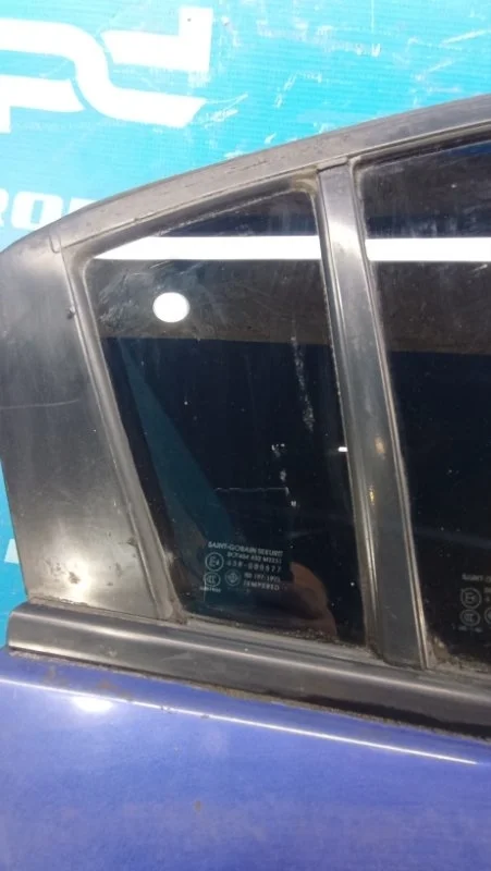 Форточка двери задняя правая Mazda 3 BK 2002-2009