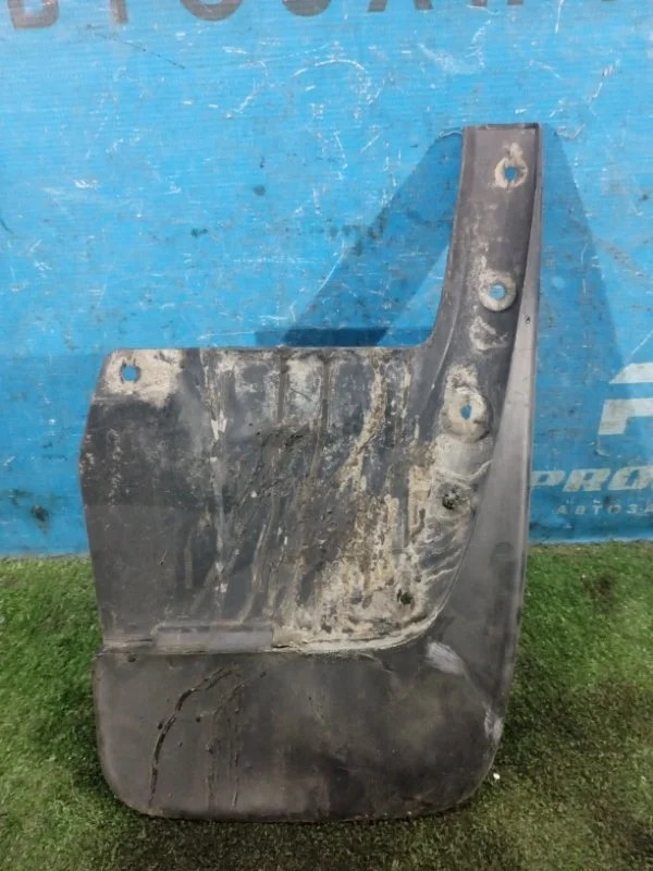 Брызговик передний правый Toyota Land Cruiser