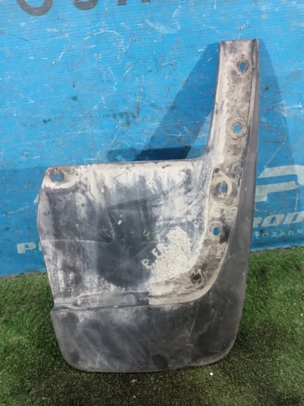 Брызговик передний правый Toyota Land Cruiser