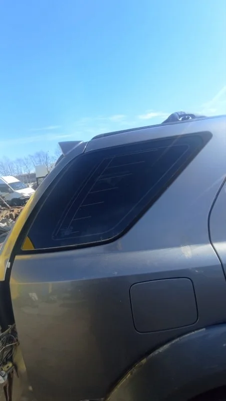 Стекло кузовное глухое заднее правое Kia Sorento