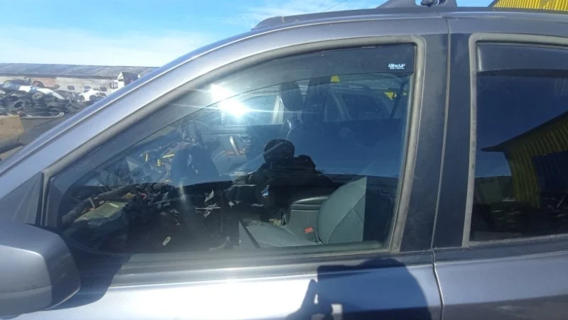 Стекло двери переднее левое Kia Sorento 2002-2009