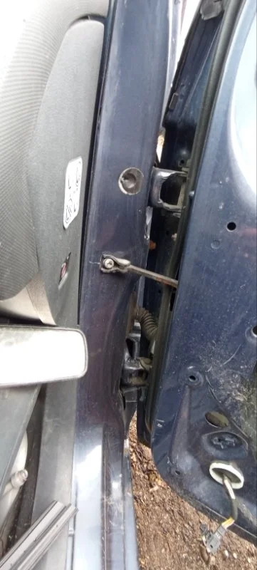 Петля двери передняя правая Peugeot 308 1.6 16V